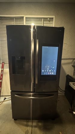 French Door Refrigerator in Stainless Steel with Family Hub