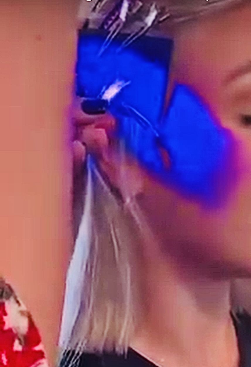 V Light Hair Extension Kit For A  Hair Stylist At Hair Salon