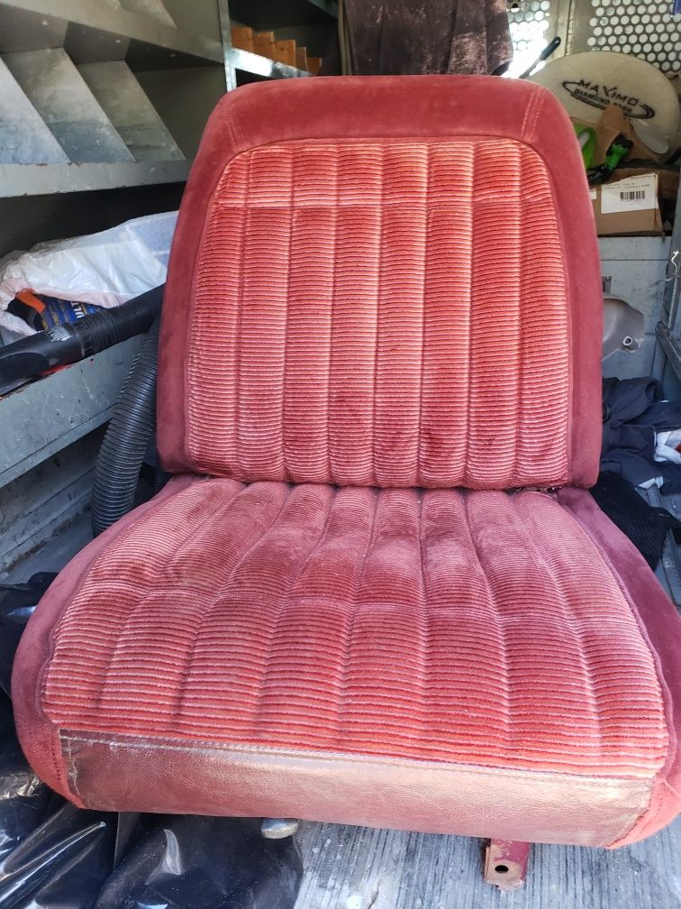 Universal seats for 1992 1999 chevy Suburban/Tahoe GMC Yukon Sierra chevy Silverado pick up trucks... price for each... and all sell are final thanks
