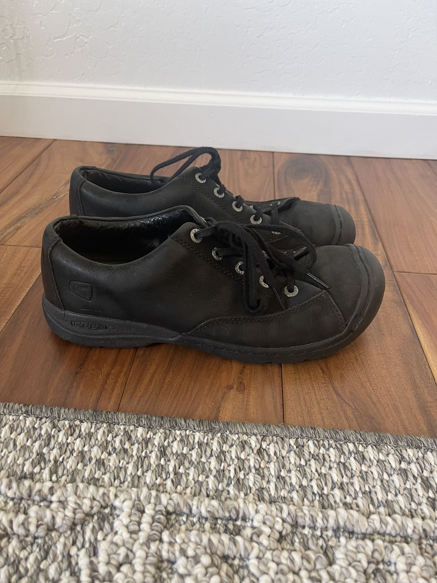 Keen Men’s Leather Black Shoes Size 10