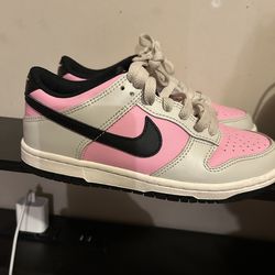 Nike dunks low size 4
