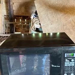 Countertop Magic Chef Microwave Oven, Black
