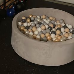 Ball Pit - 30in diameter  ( probably over 300 balls )