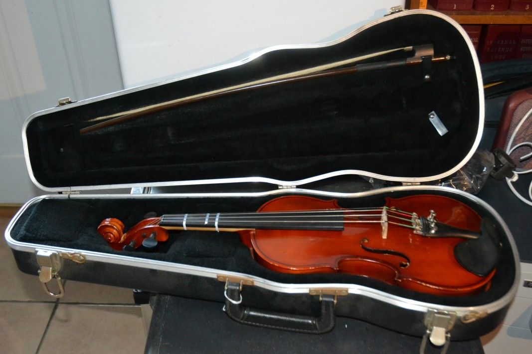 Otto Bruckner SN400/2H Half Size Violin.