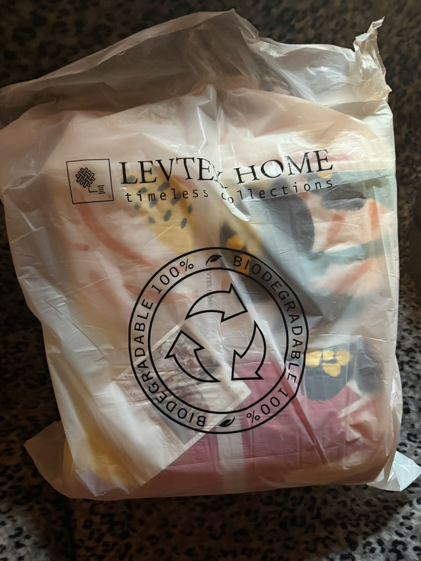 Levtex floral Quilt With 2 Shams