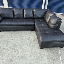 Sectional With Chaise 