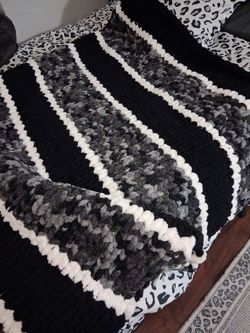 CHUNKY YARN BLANKETS