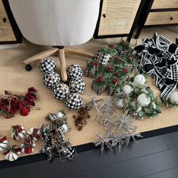 Christmas Tree Ornaments & Bows
