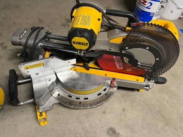 DeWalt DWS779 Miter Saw and Stand