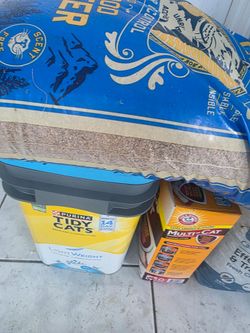 Vendo cuatro paquetes de tierra de gatos y una charola nuevos
