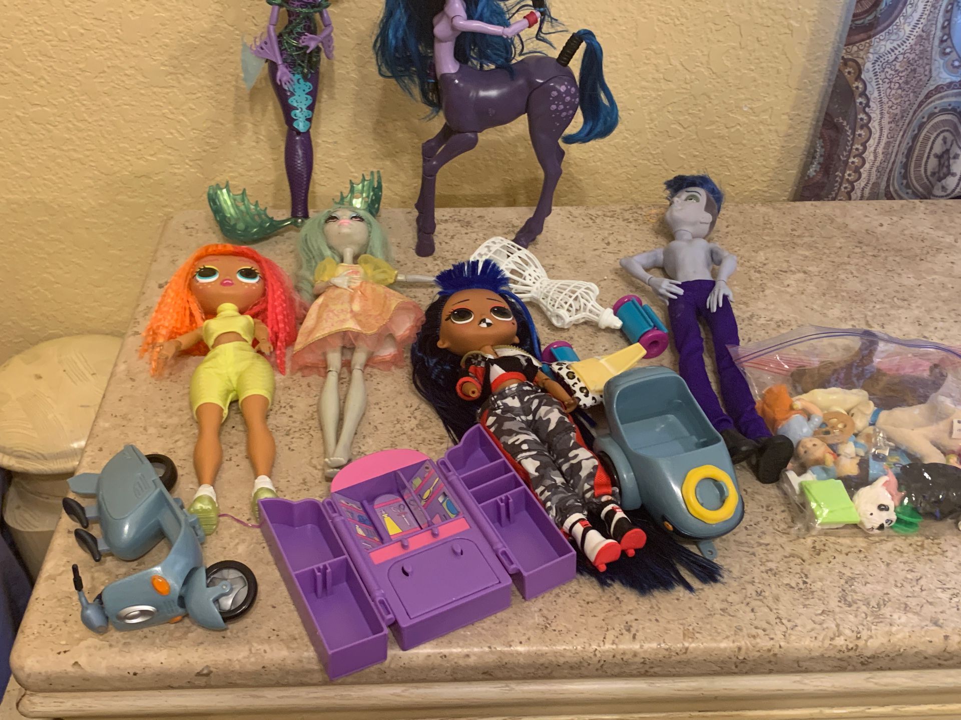 Monster High and LOL dolls lot