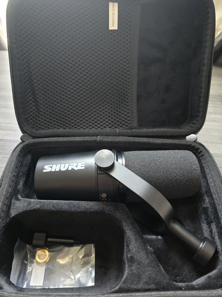 Shure Mv7 Mic with Case