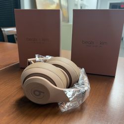 Beats - Studio Pro x Kim Kardashian noise cancellation- Dune - Beige $100 🤎🤎🤎 each