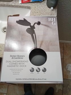 Dual shower head combo with magnetic dock