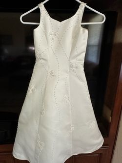 Flower Girl Dress for wedding. Ivory color Size 5. Wear only one time for 20 to 30 minutes. $115 or best offer