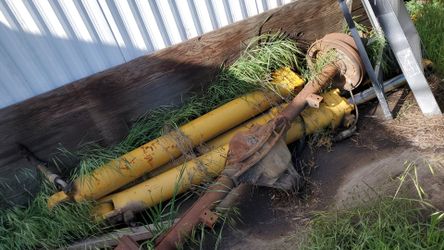 Loader ram cylinders