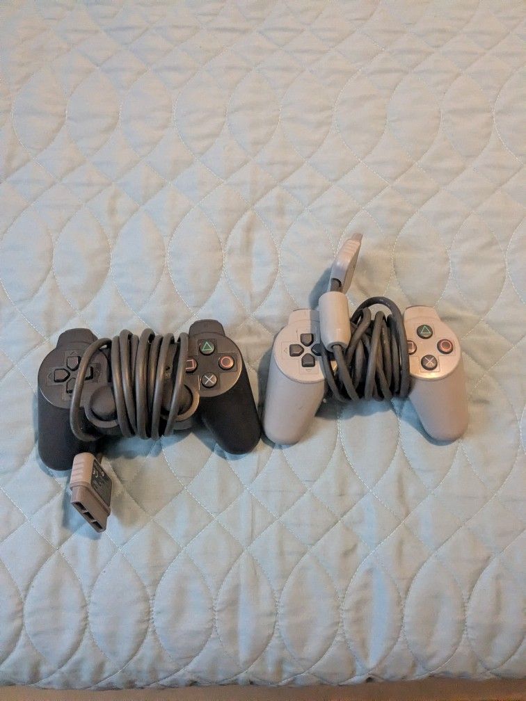 2 Sony PlayStation PS1 controllers