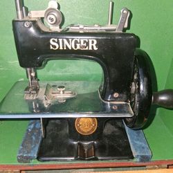 Vintage Collector's Edition Singer Sewing Machine Really Works!!! Original Case .Very Well Kept
