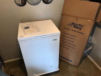 Arctic King 3.5 Cubic Foot Chest Freezer 