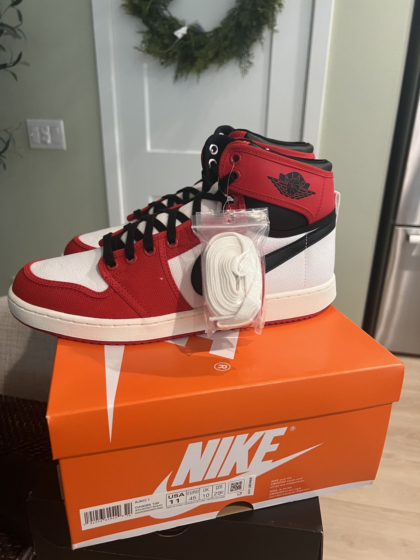 Size 11 Jordan‎ AJKO Retro High Chicago New in Box Size 10 - 2010 Air Jordan 1 Chicago AJKO Vintage in  main image 2