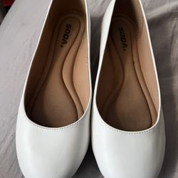 White leather ballet flats with brown sole - size 8.5 - Used with care - #balletshoes