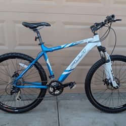 26"x2.0. FUJI NEVADA 1.0. MENS MOUNTAIN BIKE. (L/M).19". ALUMINUM DUAL DISC BRAKES. FRESHLY TUNE UP EXCELLLENT CONDITION WITH 👌🏼