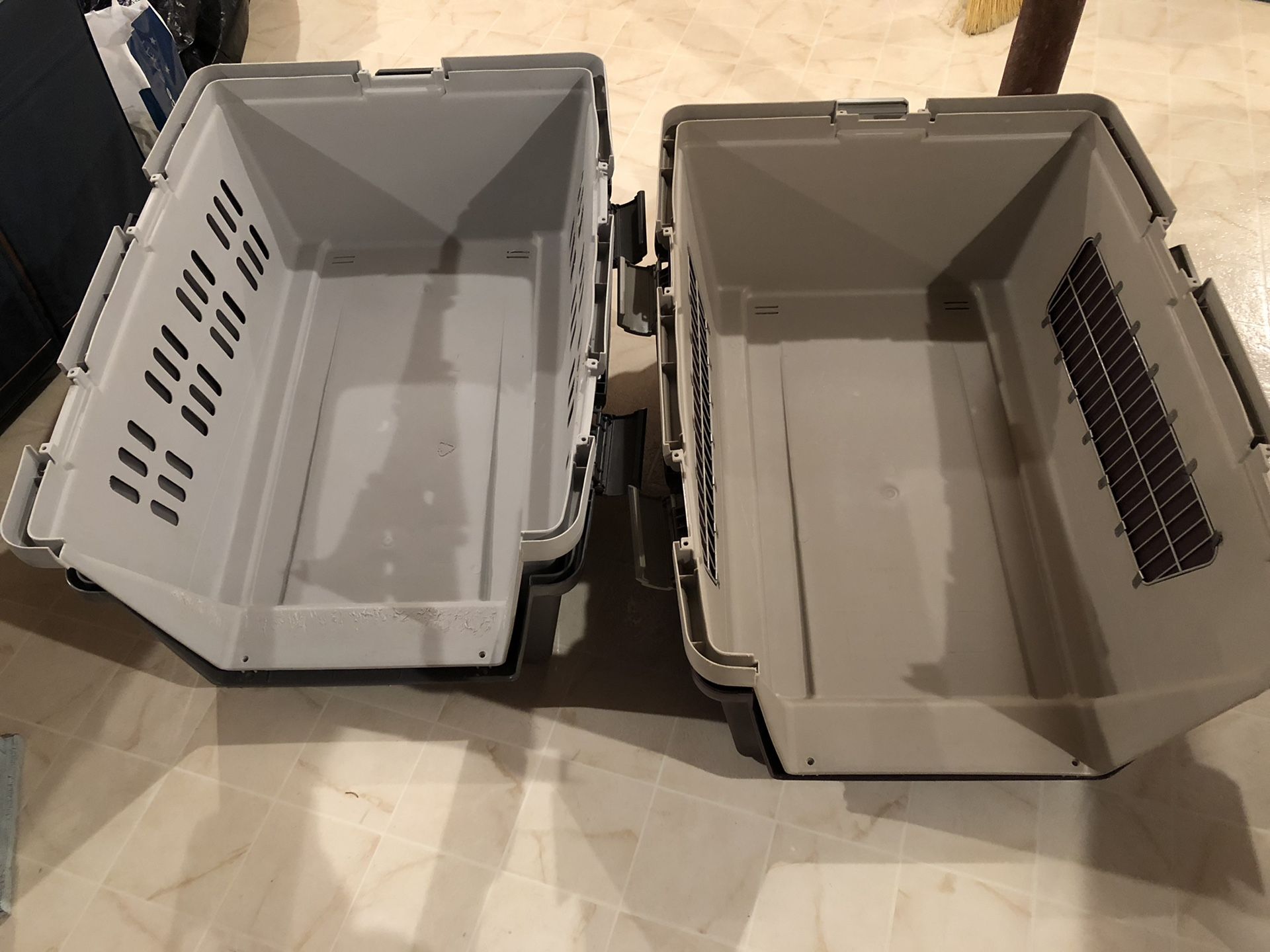 Petmate Furrarri 450 Large Breed Dog Crate for Sale in Carol Stream, IL