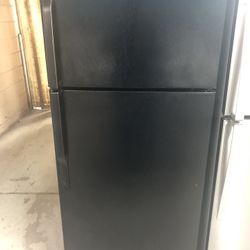 Black Top Freezer Refrigerator With Ice Maker 