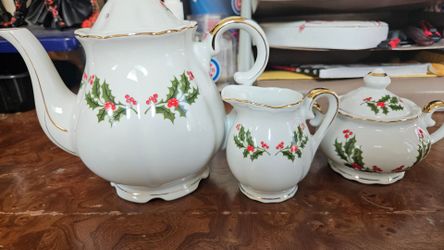All The Trimmings Porcelain Holly Tea Coffee Pot  Sugar Creamer Norcrest, Macys JAPAN, firm.
