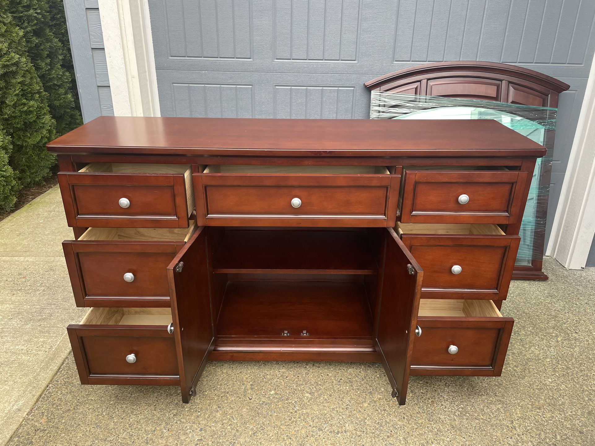 Solid Wood Dresser with mirror in good condition 64 in x 18 in x 37 in