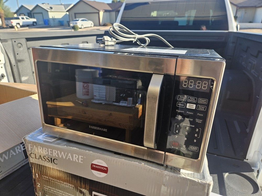 Farberware Classic Countertop Microwave New