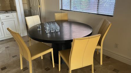Like New Round Dining Table With 5 chairs