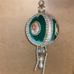VINTAGE GREEN HANDMADE BEADED VICTORIAN STYLE PORTRAIT CHRISTMAS ORNAMENT