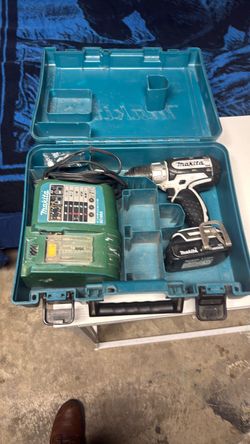 Makita drill 18 volts battery and charger