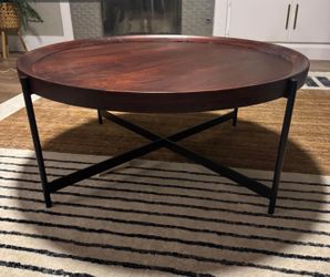 Coffee table 42X42X18 in great condition !