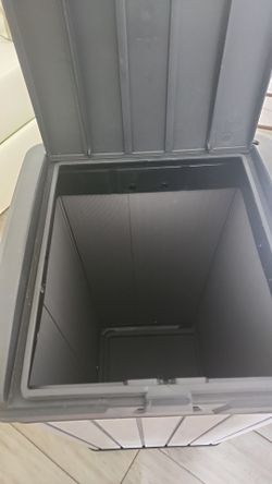 Trash can. 38 galons. Water resistance and wood appearance. Contenedor de basura plastic. Resistente al agua y con apariencia de madera.