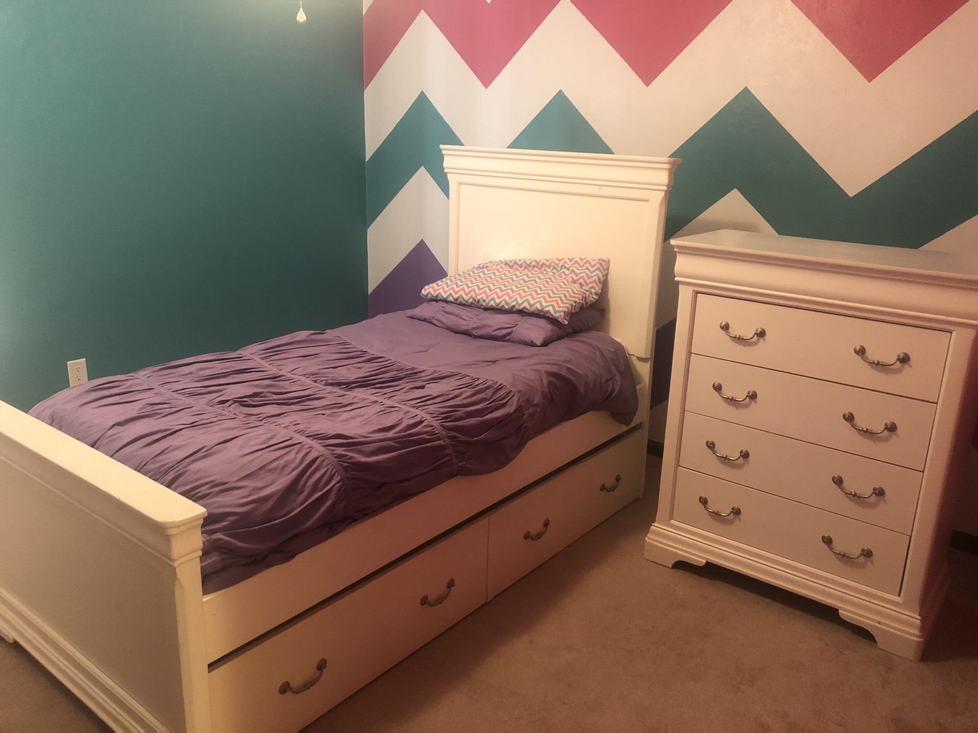 Havertys Twin White trundle bedroom set. for Sale in Chesapeake, VA