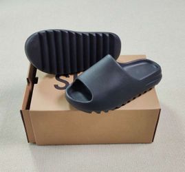 Yeezy Slide black slides