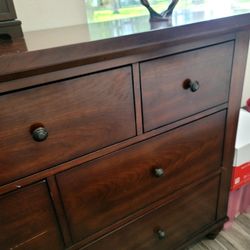Chest of drawers