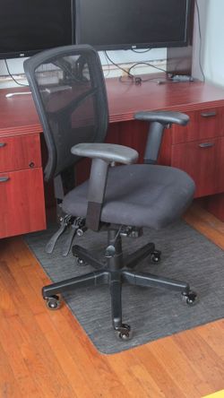 Ergonomic BIG and TALL adjustable office desk chair mesh back