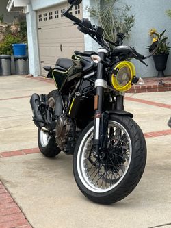 2018 Husqvarna Svartpilen 401 — Clean Title — Under 4K Miles