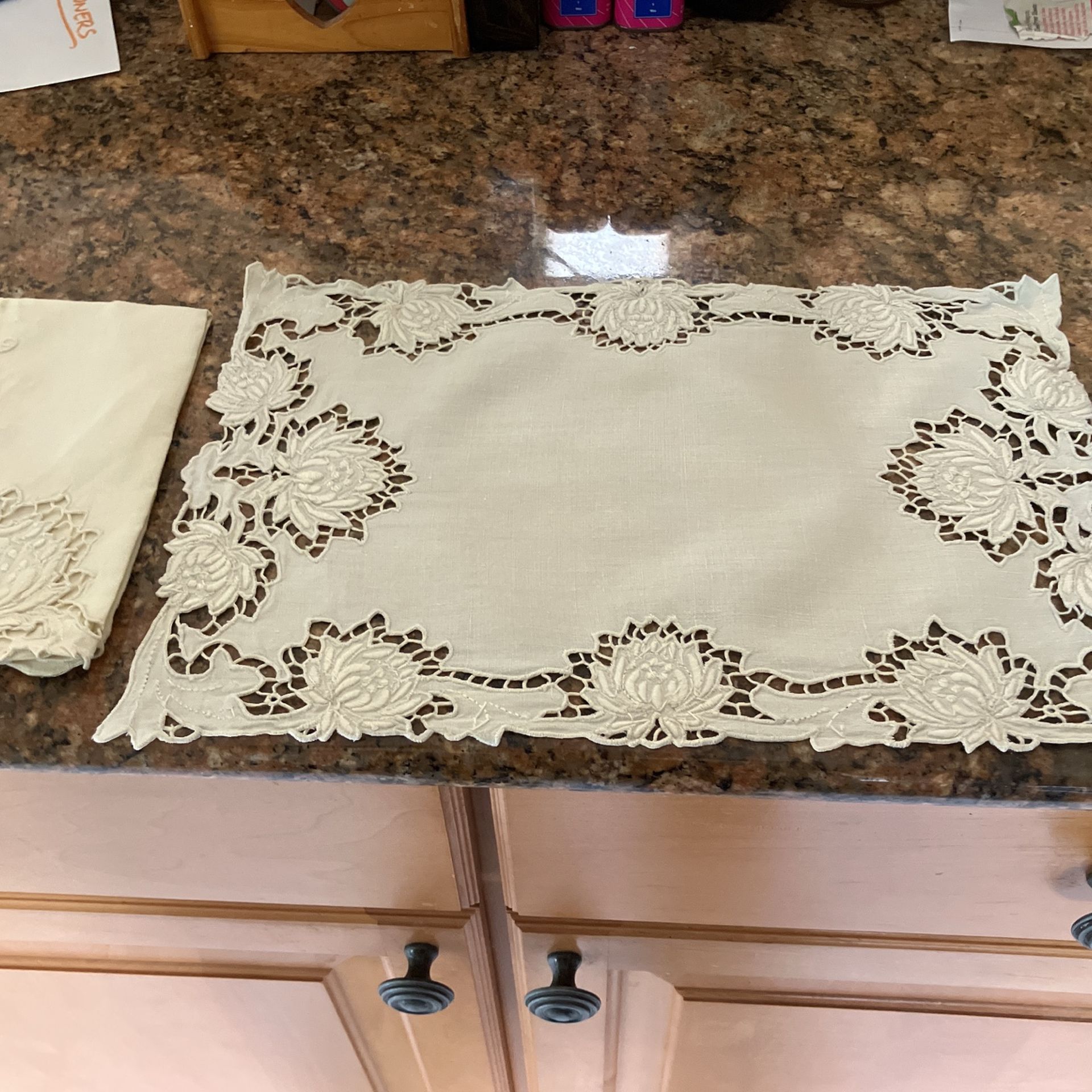 SET. of. 8. Cotton. PLACEMATS and 8 NAPKINS
