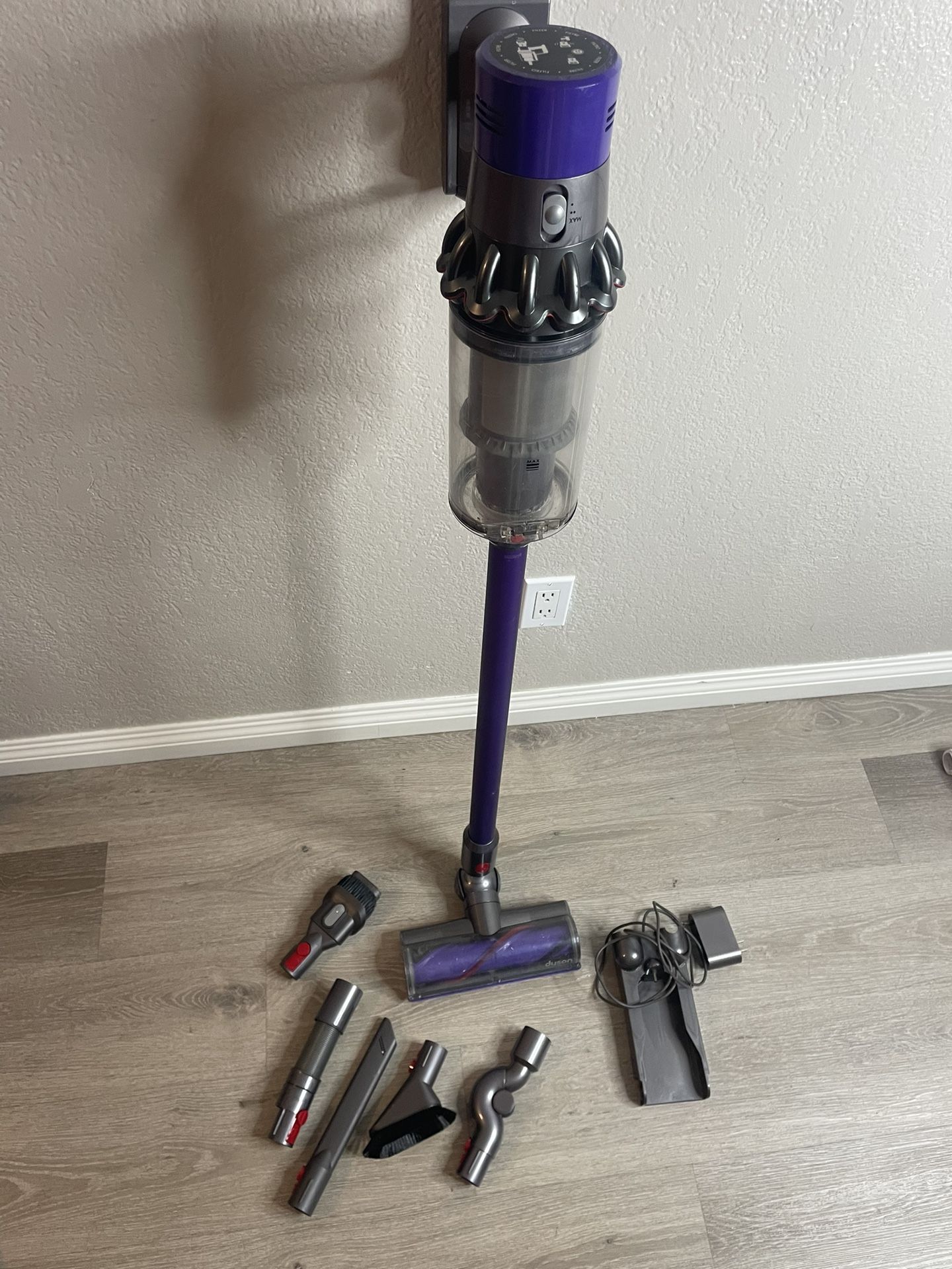 Dyson V10 Cordless Vacuum Cleaner - Excellent Battery - Works Great + Extra Attachments