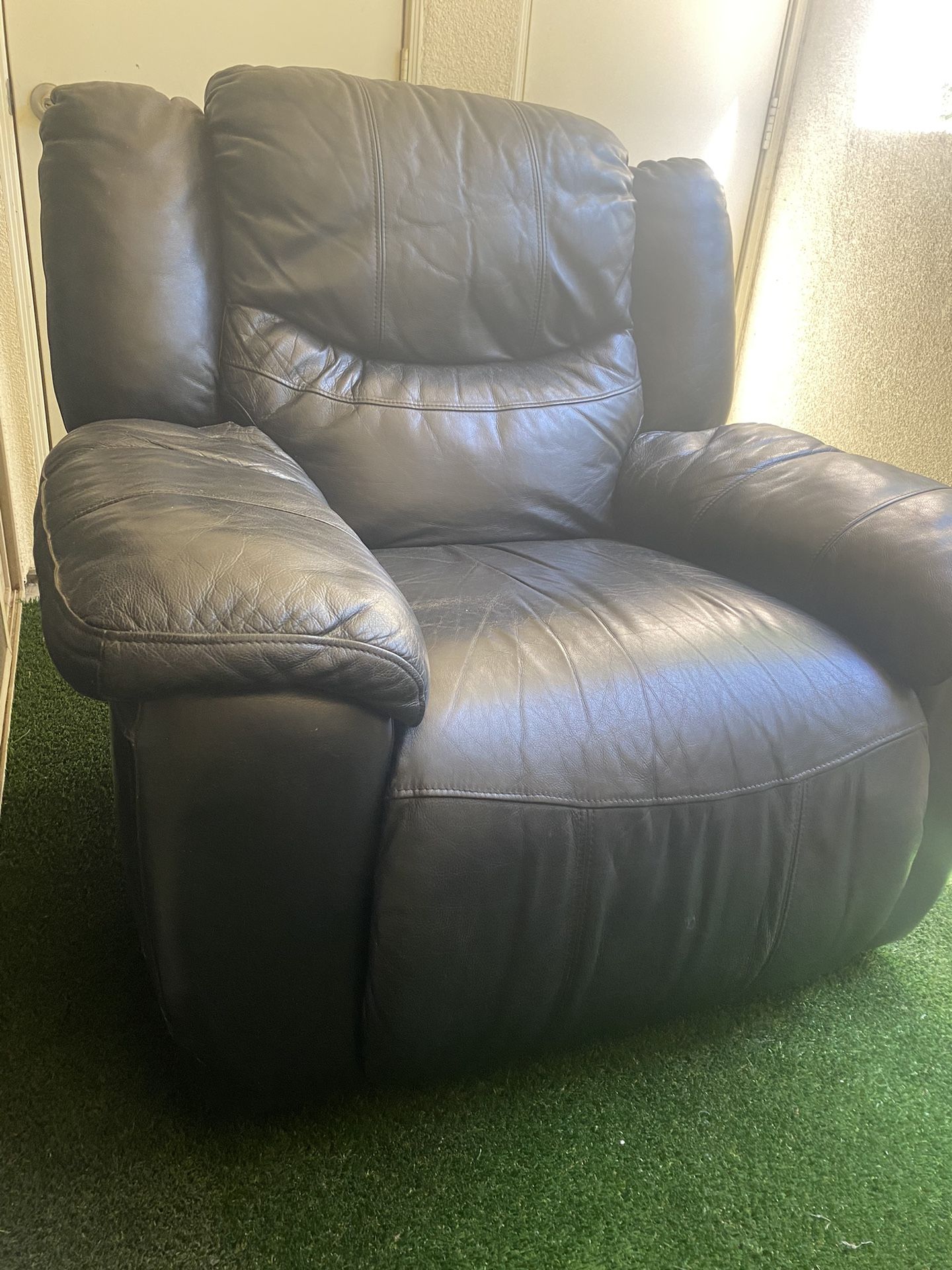 BLACK LEATHER RECLINER