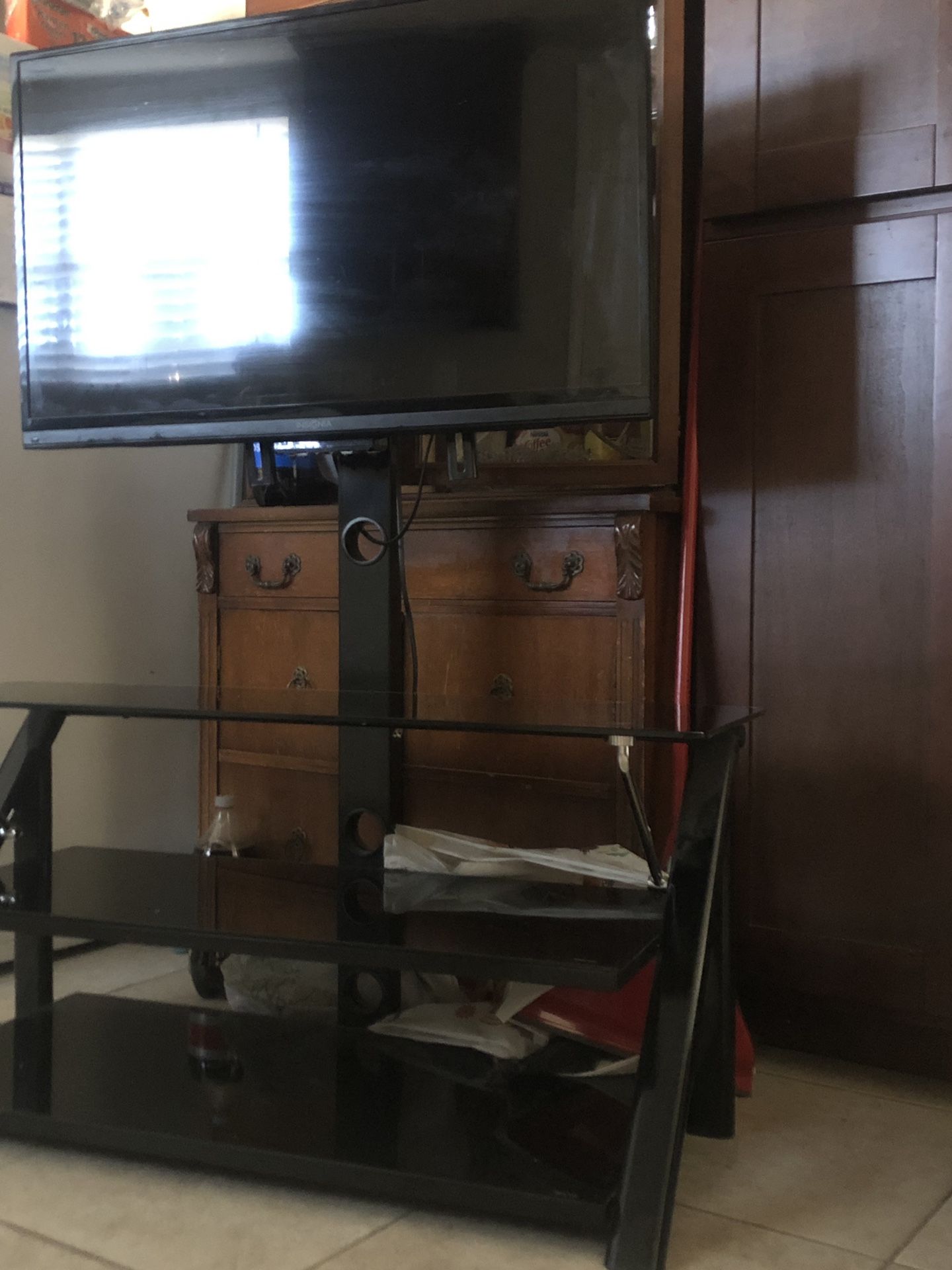 Tv 45 inch good tv and stand 🤗$180