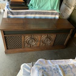 Vintage Penncrest console Radio Record player with new stylus needle the record player works perfectly.. small size L 55” X H 25” X D 16” 