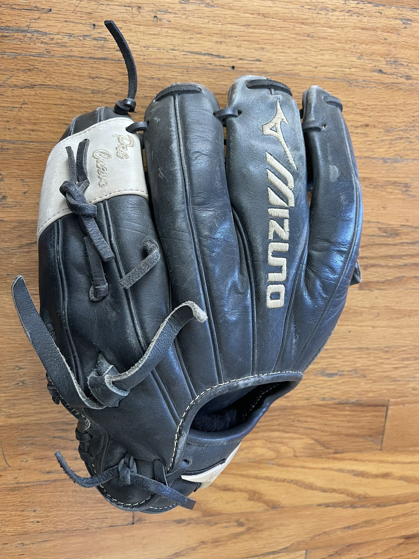 11.5 Inch Mizuno Global Elite GGE 60FP Fastpitch Softball Glove Right Throwing Hand