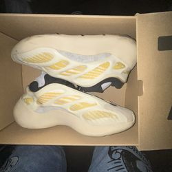 Yzy 700 V3 “Safflower”
