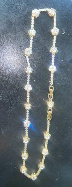 ✨ Gorgeous Gold-Tone Floral Crystal Necklace – Sparkling Statement Jewelry 💎