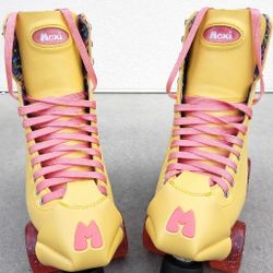 Brand New Moxi Beach Bunny Roller Skates Size 7 + Carry Bag